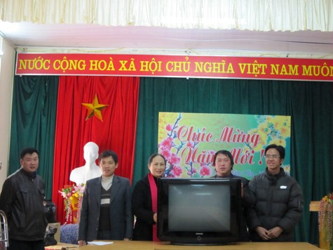 Đài PT-TH Hà Nội đã tặng quà tại xã Pả Vi
